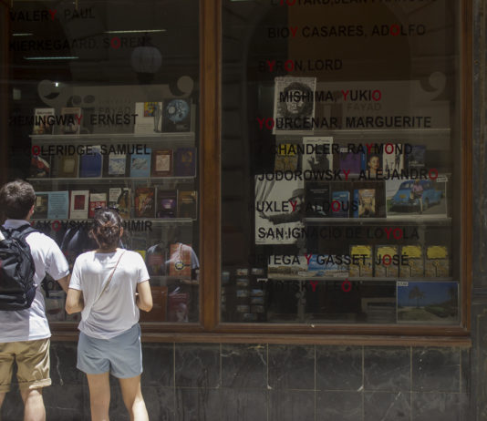 Turistas esperanzados frente a la librería Fayad Jamís . Fotografía de Racso Morejón
