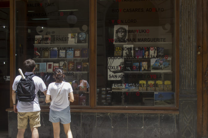 Turistas esperanzados frente a la librería Fayad Jamís . Fotografía de Racso Morejón