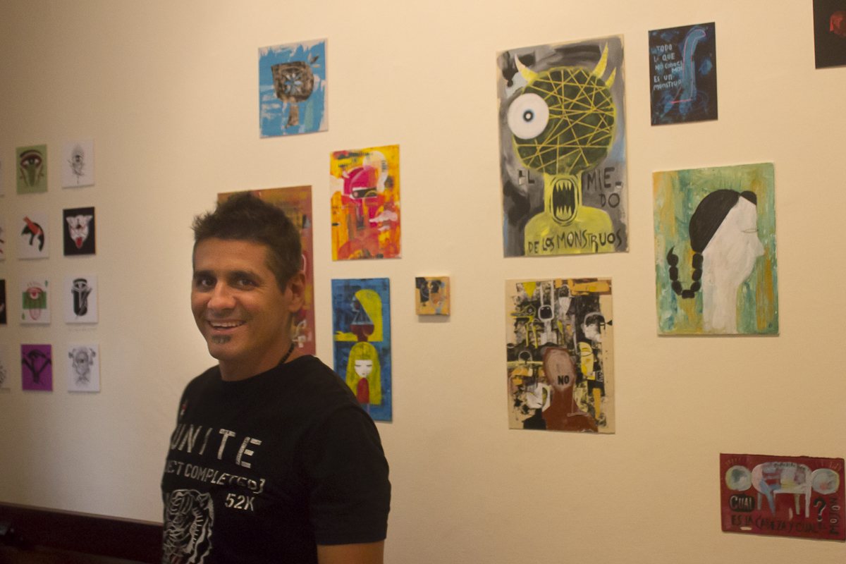 Nelson Ponce marcadamente feliz frente a su exposición. Foto Racso Morejón